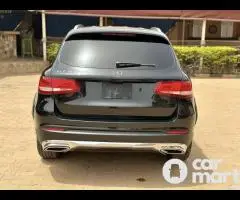 Super clean 2016 Mercedes Benz GLC300