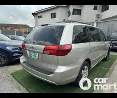 Neat Pre-owned 2005 Toyota Sienna LE