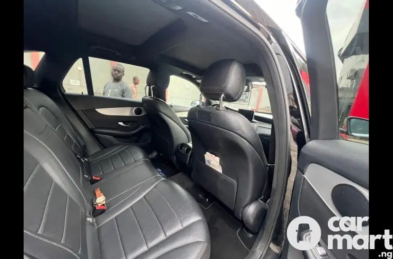 Foreign used 2019 Mercedes Benz GLC300 (Full option)