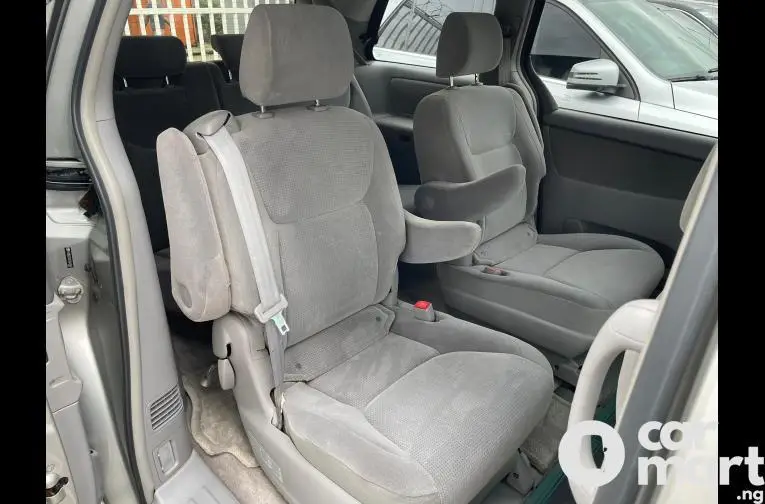 2005 Foreign-used Toyota Sienna LE