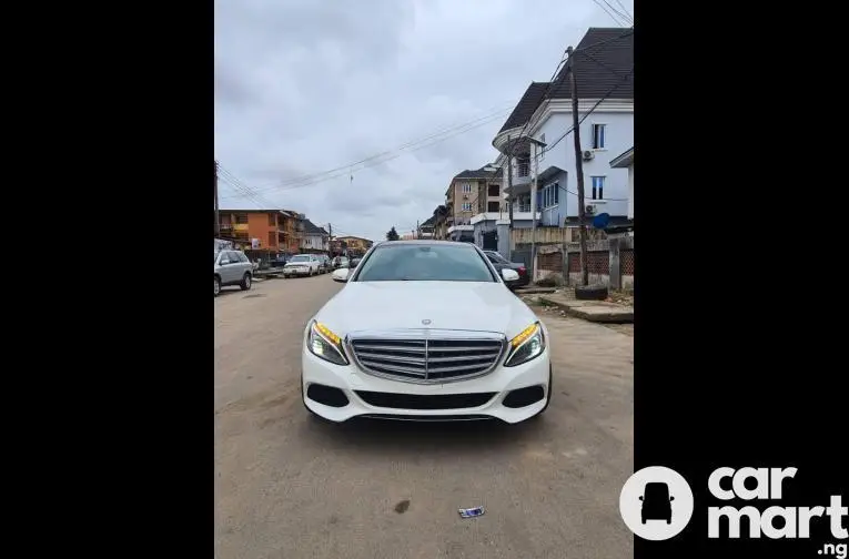 Few months registered 2015 Mercedes-Benz C300 4MATIC (full option)