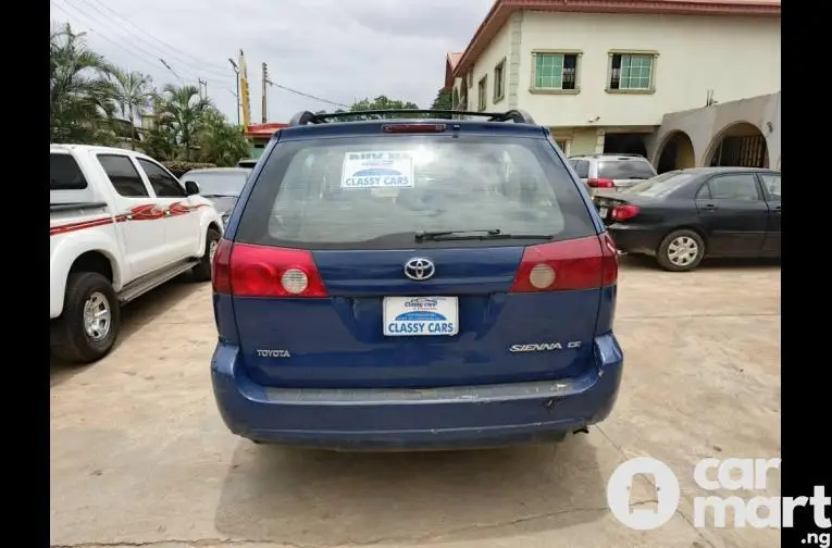 2007 Toyota Sienna - 4