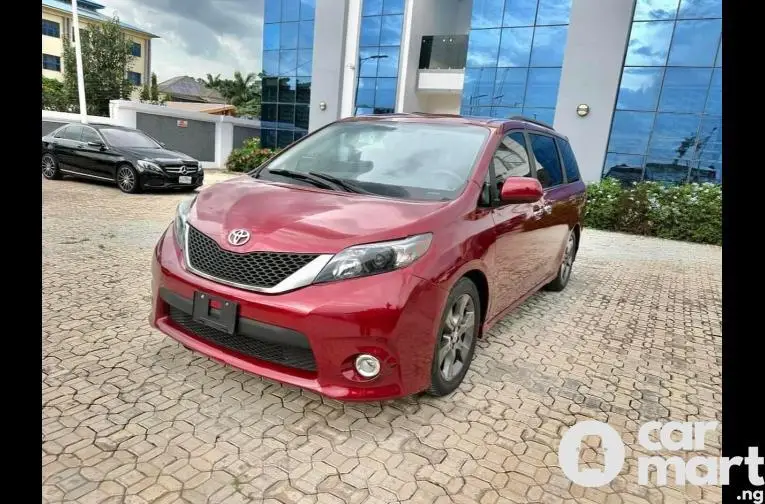 SUPER CLEAN 2013 TOYOTA SIENNA SE