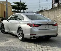 2019 LEXUS ES350 SEDAN Premium.