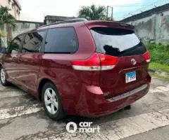 Foreign used 2011 Toyota Sienna le