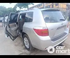 Clean 2008 Toyota Highlander With Headrest DVD Screen